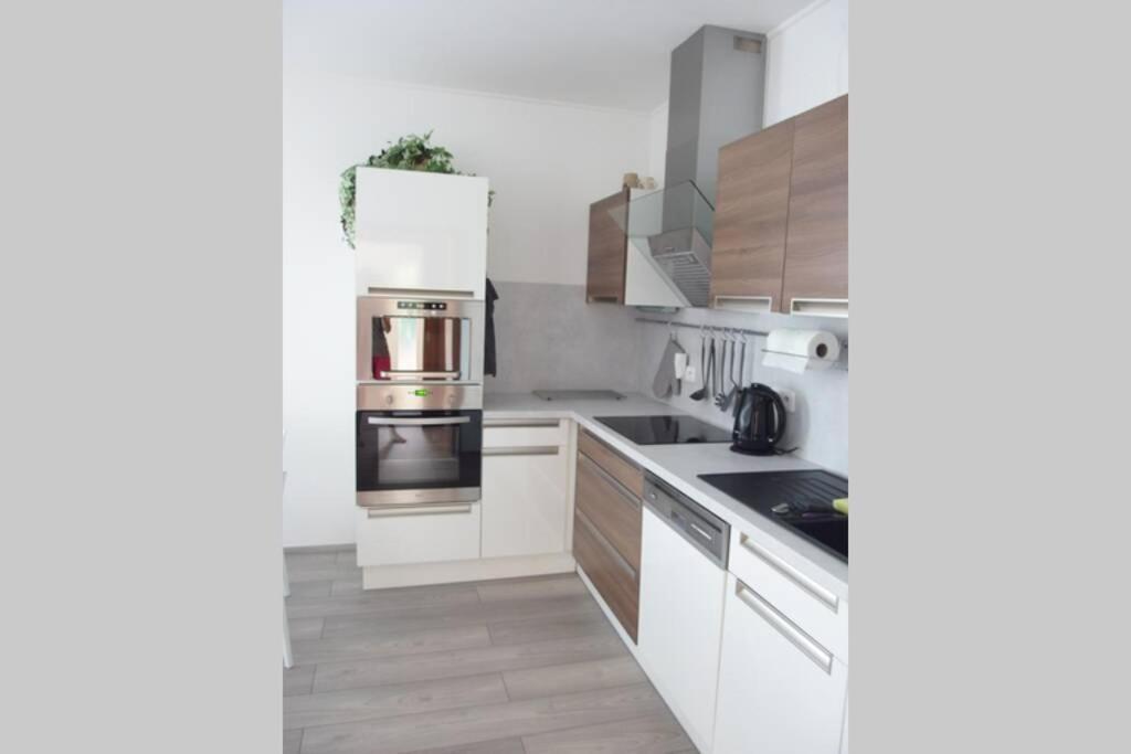Prijemny Apartman Krovi V Rodinnem Domku Se Sdilenym Bazenem, Terasou A Zahradou Exteriör bild