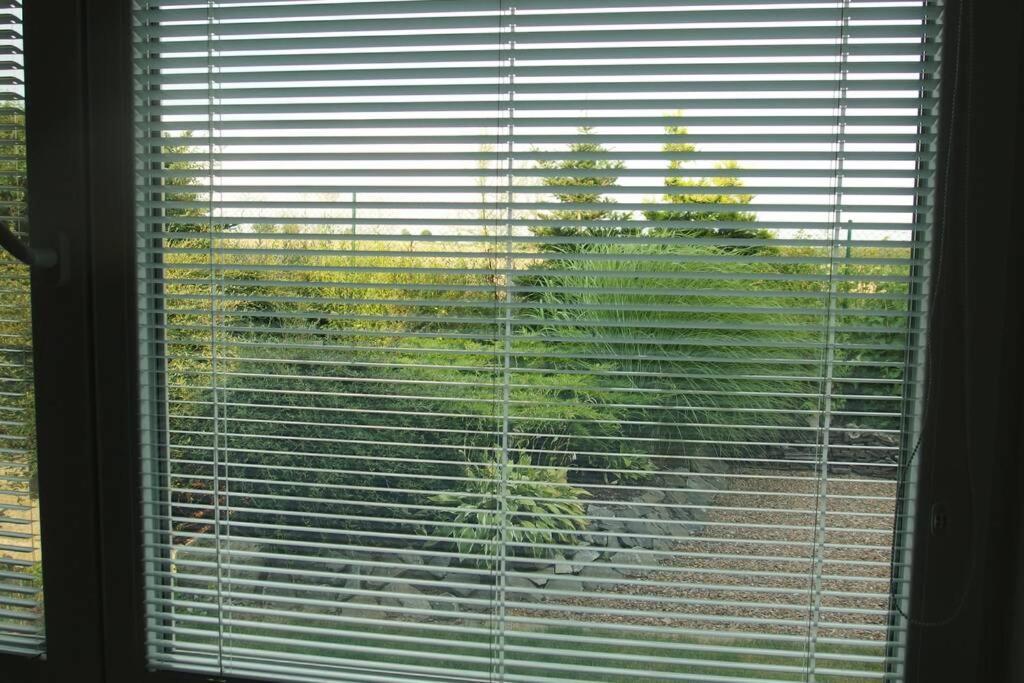 Prijemny Apartman Krovi V Rodinnem Domku Se Sdilenym Bazenem, Terasou A Zahradou Exteriör bild