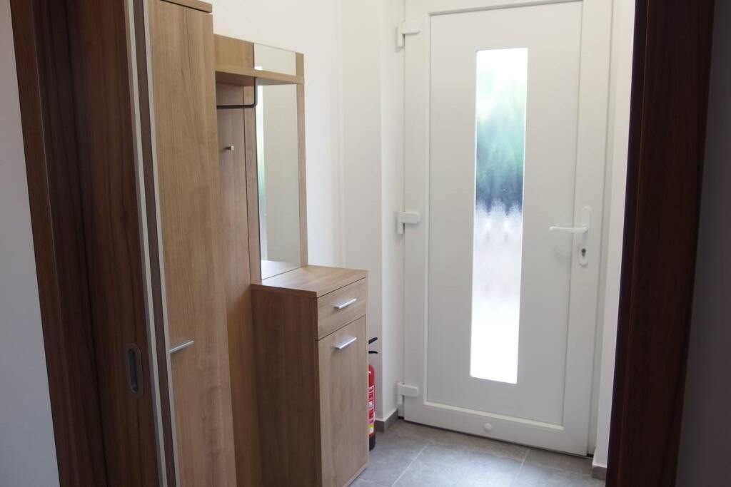 Prijemny Apartman Krovi V Rodinnem Domku Se Sdilenym Bazenem, Terasou A Zahradou Exteriör bild