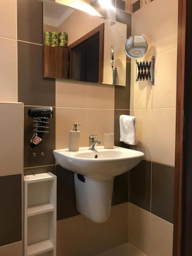 Prijemny Apartman Krovi V Rodinnem Domku Se Sdilenym Bazenem, Terasou A Zahradou Exteriör bild