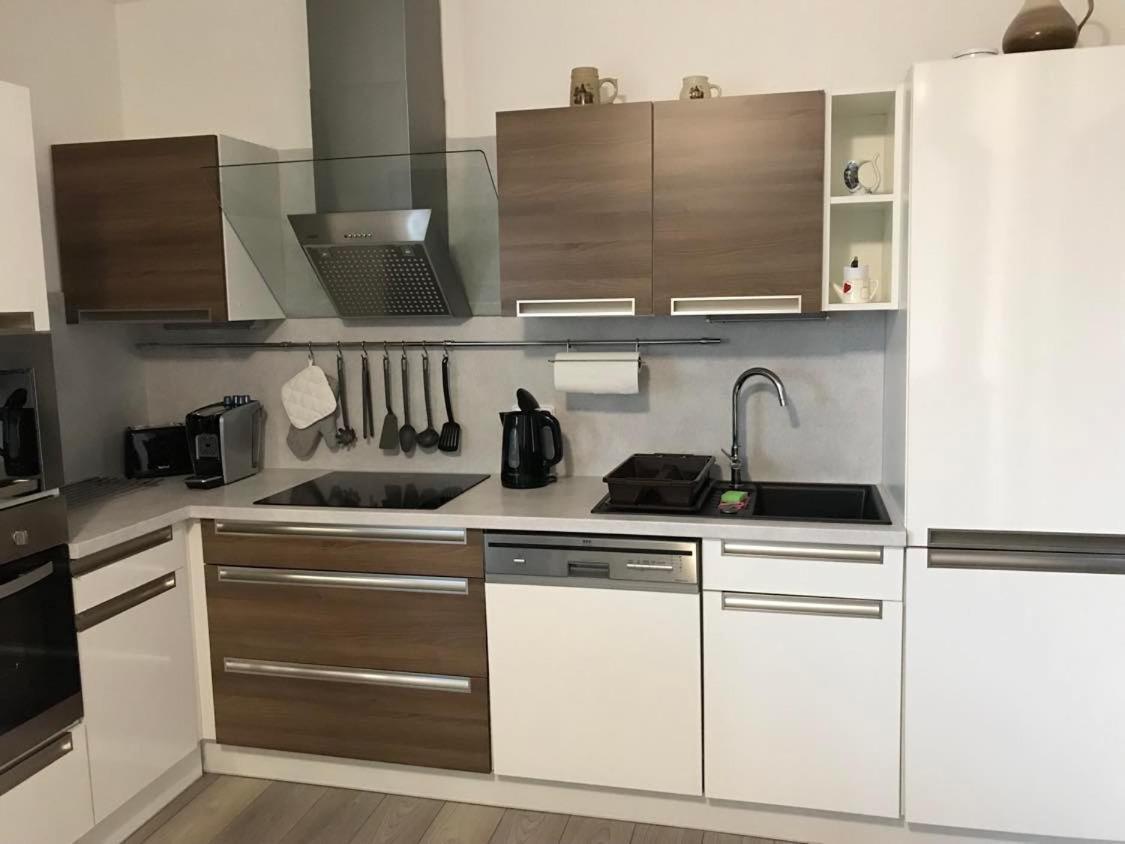 Prijemny Apartman Krovi V Rodinnem Domku Se Sdilenym Bazenem, Terasou A Zahradou Exteriör bild