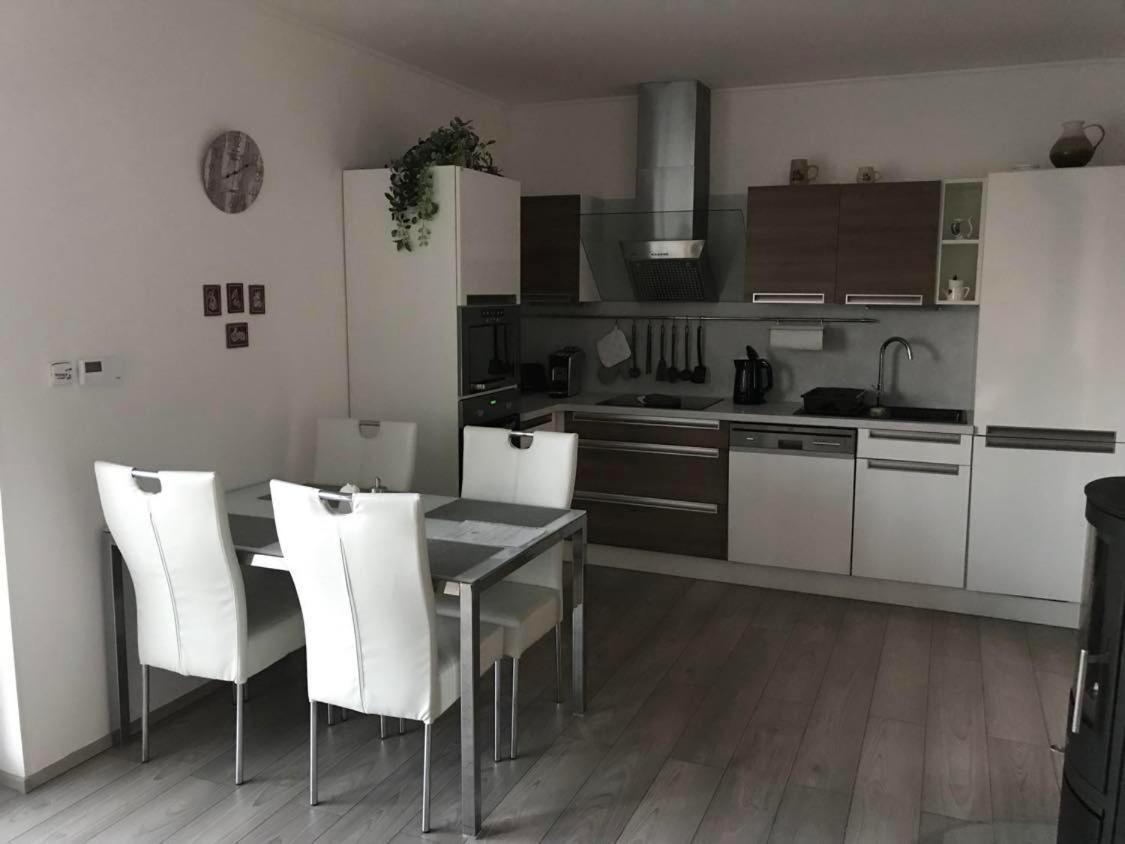 Prijemny Apartman Krovi V Rodinnem Domku Se Sdilenym Bazenem, Terasou A Zahradou Exteriör bild