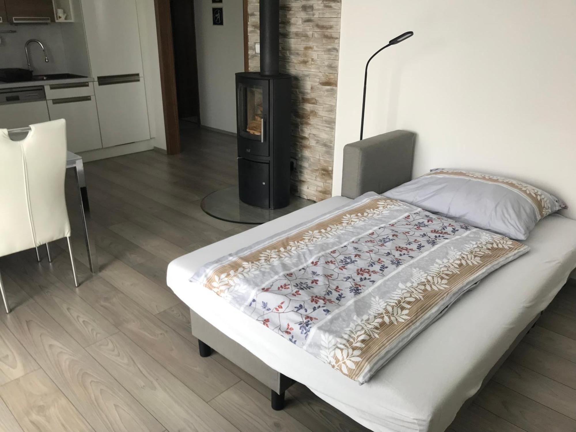 Prijemny Apartman Krovi V Rodinnem Domku Se Sdilenym Bazenem, Terasou A Zahradou Exteriör bild