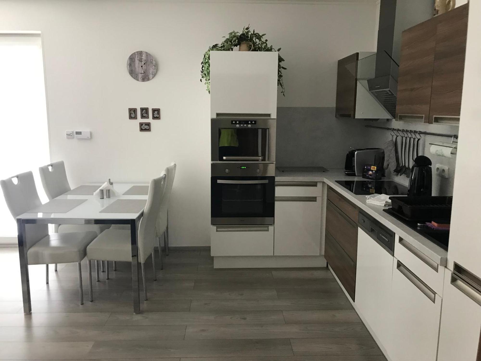 Prijemny Apartman Krovi V Rodinnem Domku Se Sdilenym Bazenem, Terasou A Zahradou Exteriör bild