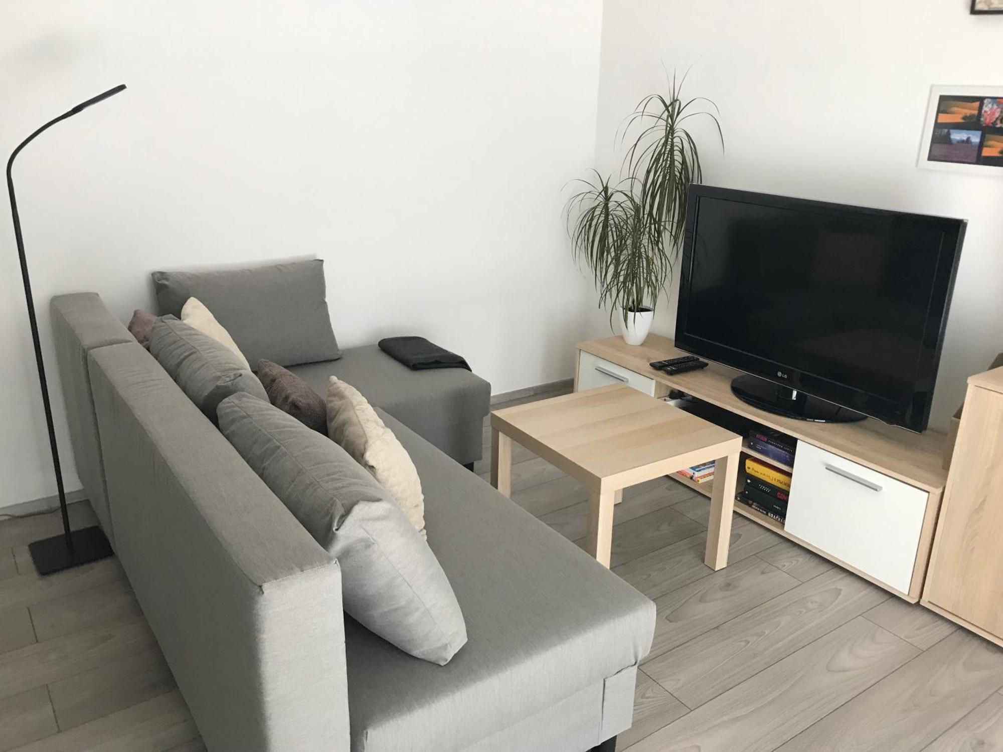 Prijemny Apartman Krovi V Rodinnem Domku Se Sdilenym Bazenem, Terasou A Zahradou Exteriör bild