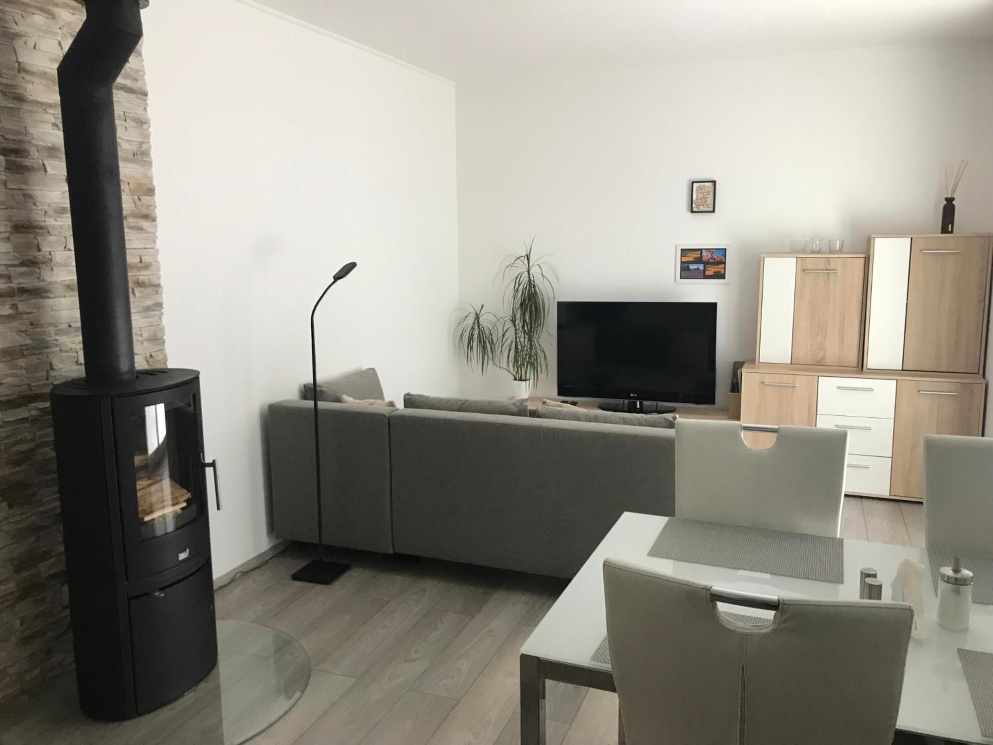 Prijemny Apartman Krovi V Rodinnem Domku Se Sdilenym Bazenem, Terasou A Zahradou Exteriör bild