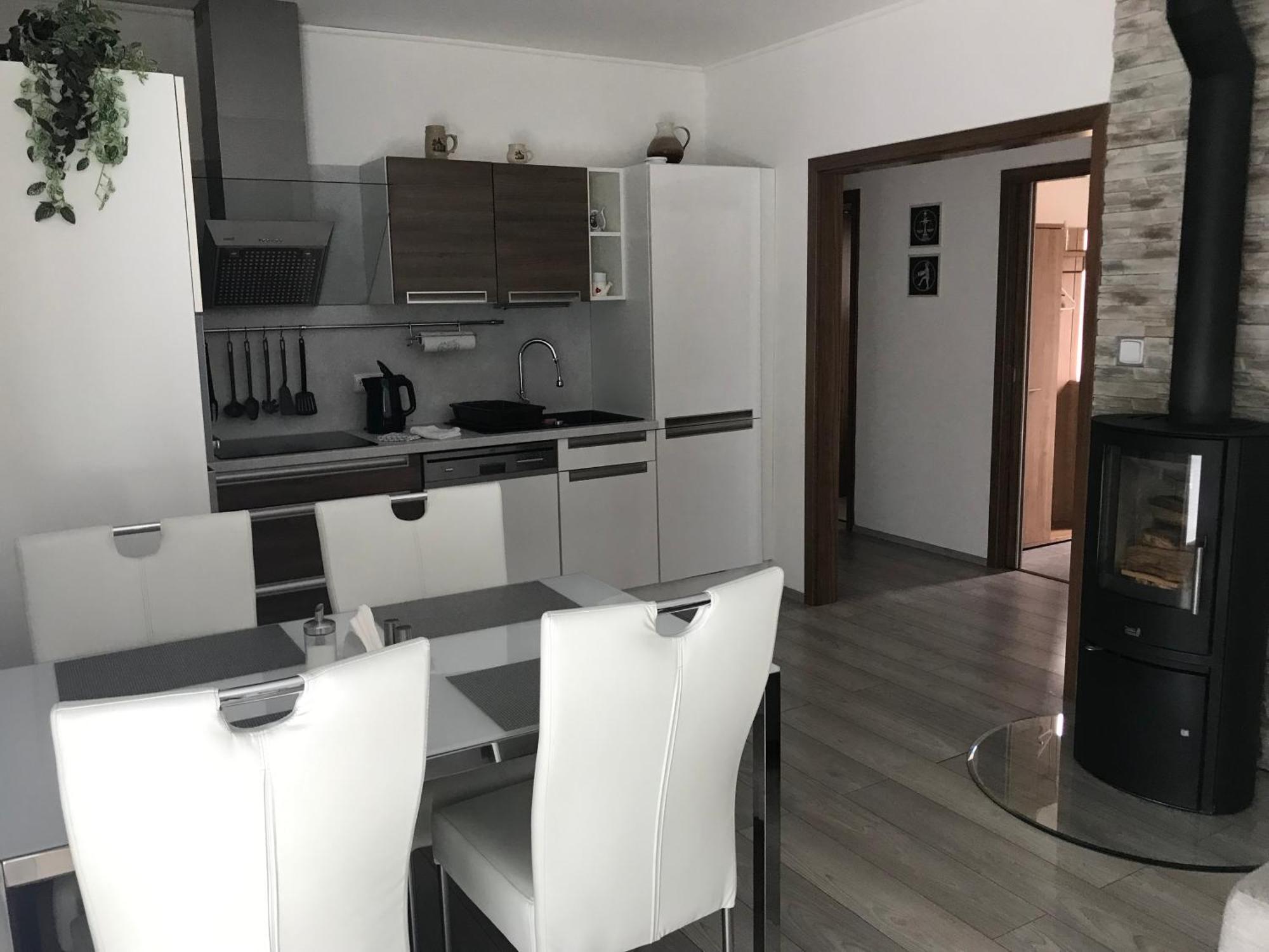 Prijemny Apartman Krovi V Rodinnem Domku Se Sdilenym Bazenem, Terasou A Zahradou Exteriör bild
