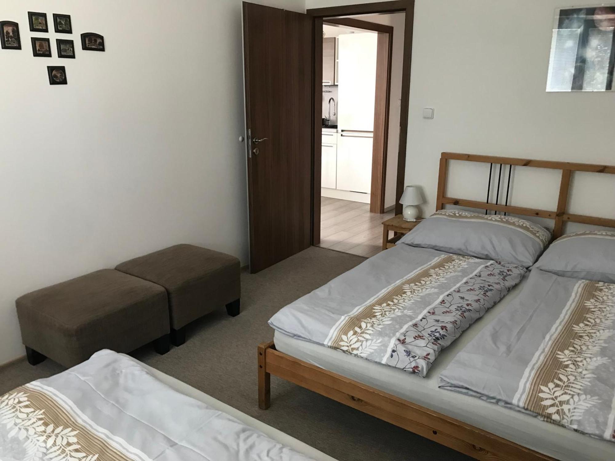 Prijemny Apartman Krovi V Rodinnem Domku Se Sdilenym Bazenem, Terasou A Zahradou Exteriör bild